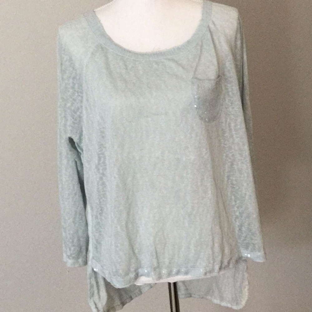 Lightweight, drop tail hem sweater